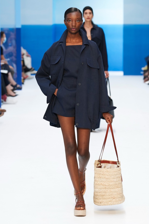 مجموعة Max Mara لموسم ربيع وصيف 2023  تستعرض مفهومي الأنوثة الجديدة والشجاعة