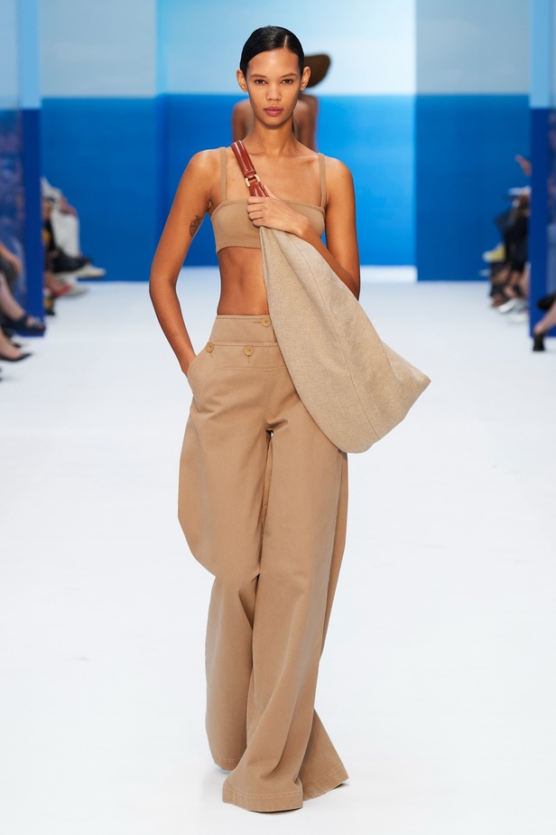 مجموعة Max Mara لموسم ربيع وصيف 2023  تستعرض مفهومي الأنوثة الجديدة والشجاعة