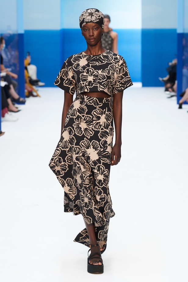 مجموعة Max Mara لموسم ربيع وصيف 2023  تستعرض مفهومي الأنوثة الجديدة والشجاعة