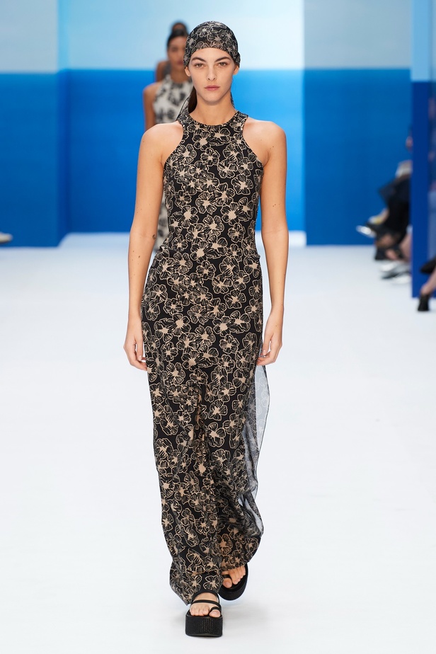 مجموعة Max Mara لموسم ربيع وصيف 2023  تستعرض مفهومي الأنوثة الجديدة والشجاعة