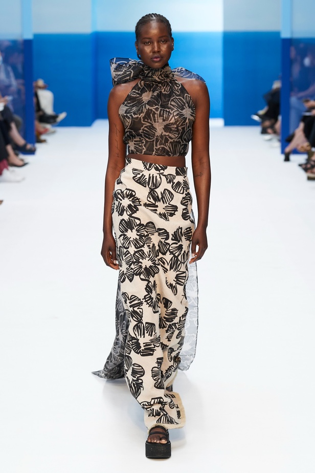 مجموعة Max Mara لموسم ربيع وصيف 2023  تستعرض مفهومي الأنوثة الجديدة والشجاعة