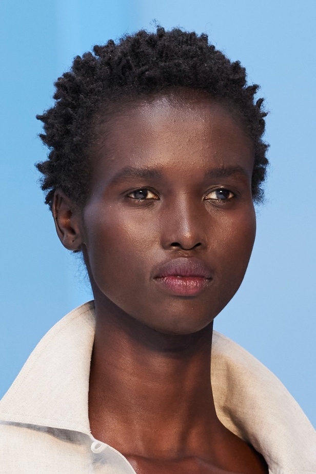 مجموعة Max Mara لموسم ربيع وصيف 2023  تستعرض مفهومي الأنوثة الجديدة والشجاعة