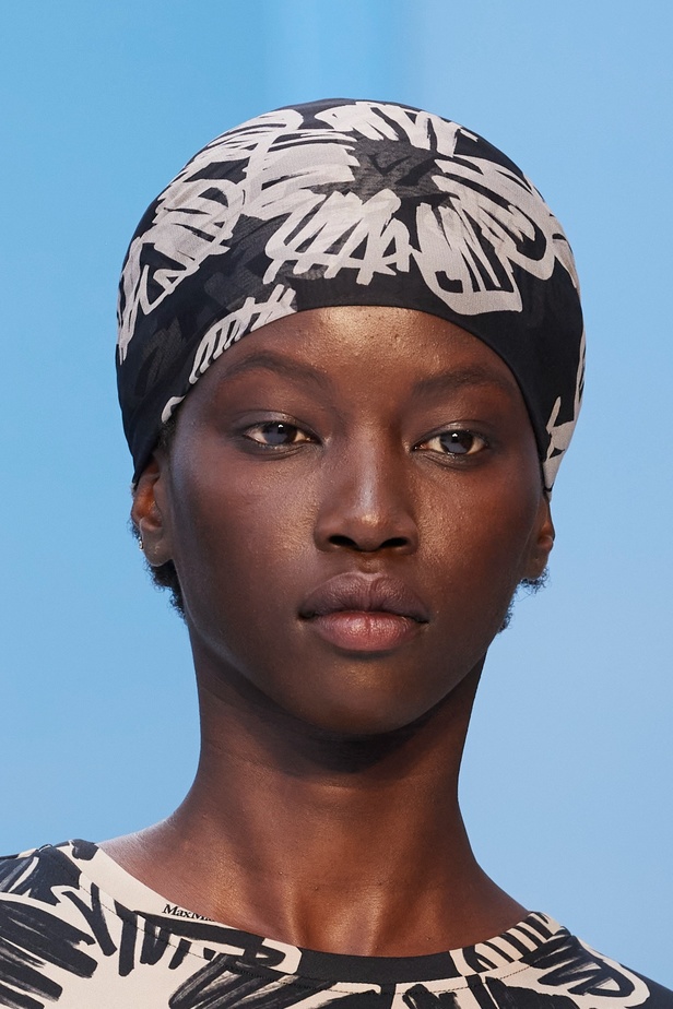 مجموعة Max Mara لموسم ربيع وصيف 2023  تستعرض مفهومي الأنوثة الجديدة والشجاعة