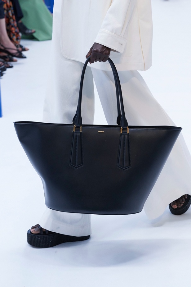 مجموعة Max Mara لموسم ربيع وصيف 2023  تستعرض مفهومي الأنوثة الجديدة والشجاعة