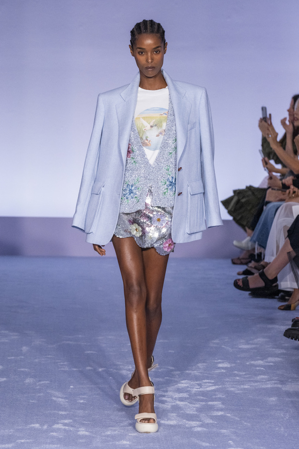 لمسات براقة في عرض Brandon Maxwell لربيع وصيف 2023