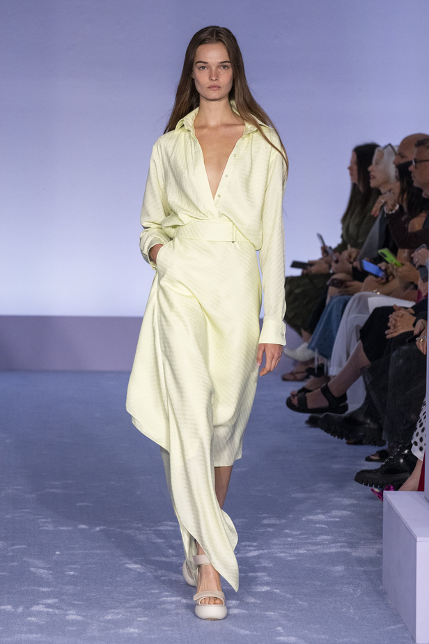 لمسات براقة في عرض Brandon Maxwell لربيع وصيف 2023