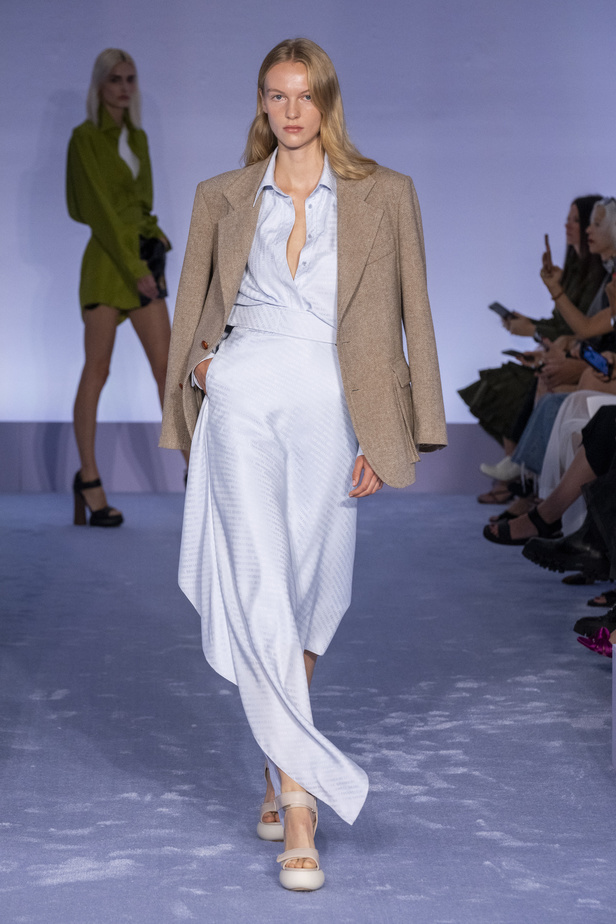 لمسات براقة في عرض Brandon Maxwell لربيع وصيف 2023