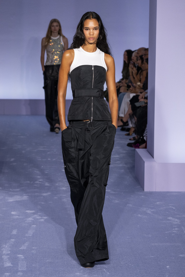 لمسات براقة في عرض Brandon Maxwell لربيع وصيف 2023