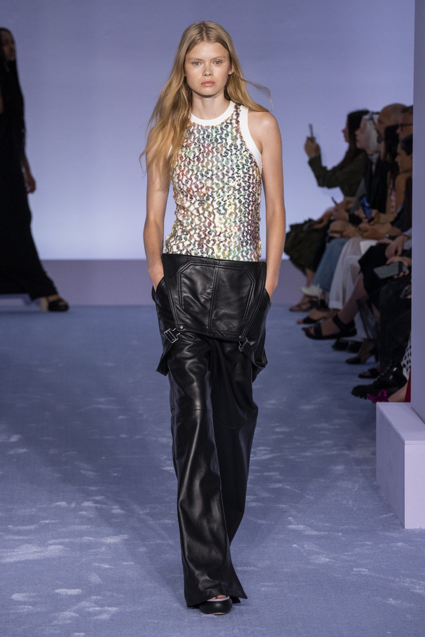 لمسات براقة في عرض Brandon Maxwell لربيع وصيف 2023