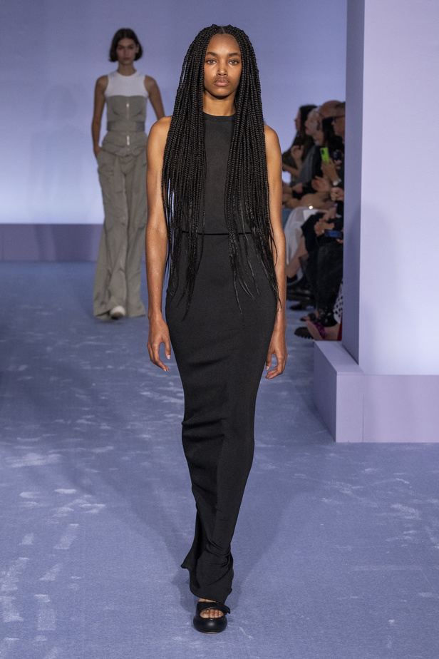 لمسات براقة في عرض Brandon Maxwell لربيع وصيف 2023