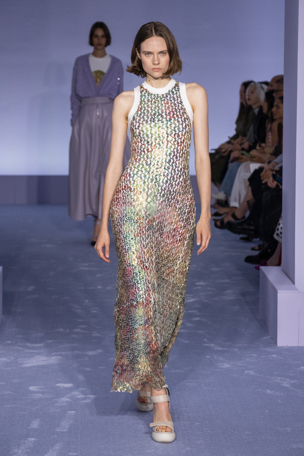 لمسات براقة في عرض Brandon Maxwell لربيع وصيف 2023