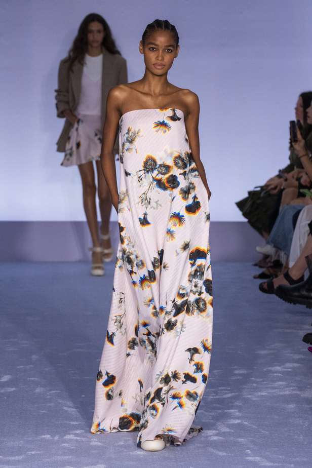 لمسات براقة في عرض Brandon Maxwell لربيع وصيف 2023