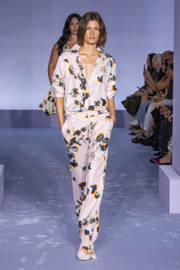 لمسات براقة في عرض Brandon Maxwell لربيع وصيف 2023