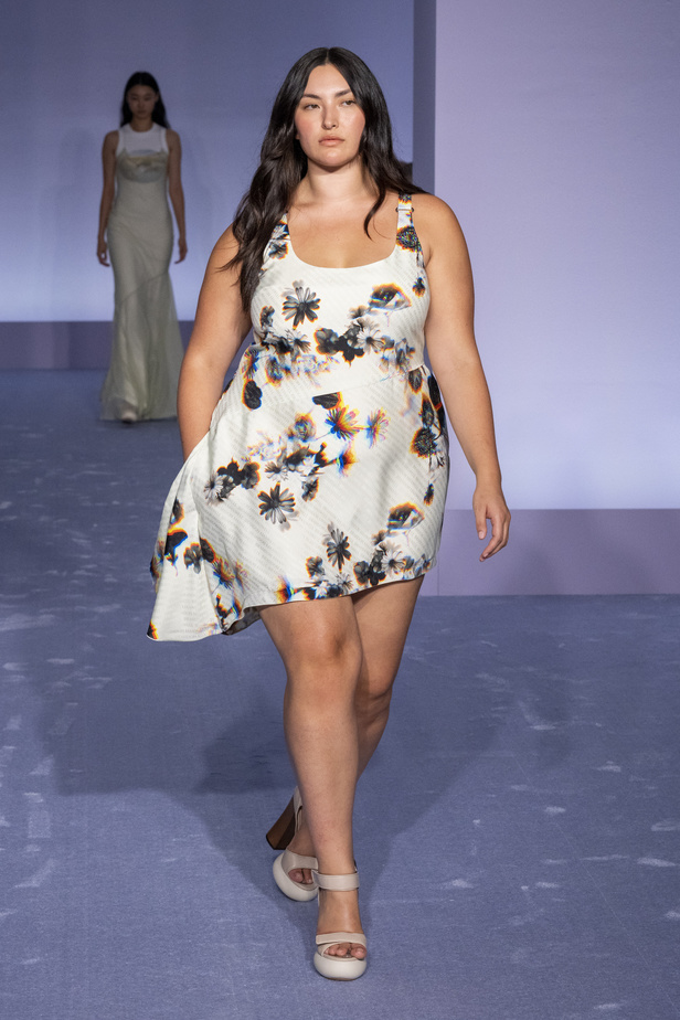 لمسات براقة في عرض Brandon Maxwell لربيع وصيف 2023