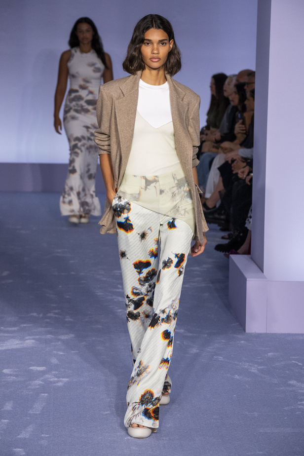 لمسات براقة في عرض Brandon Maxwell لربيع وصيف 2023