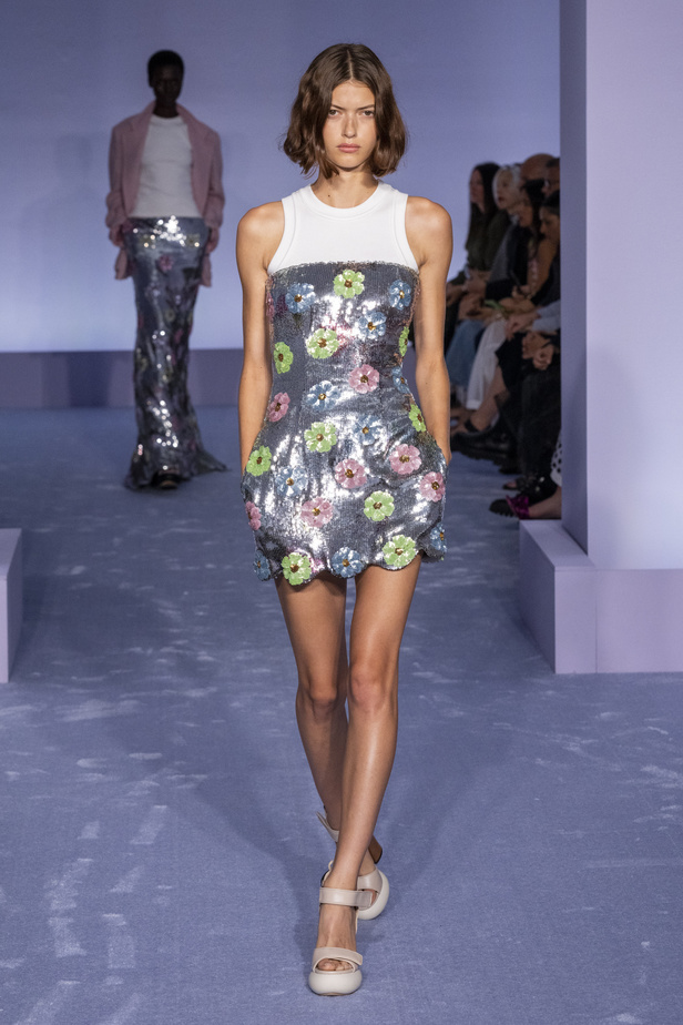 لمسات براقة في عرض Brandon Maxwell لربيع وصيف 2023