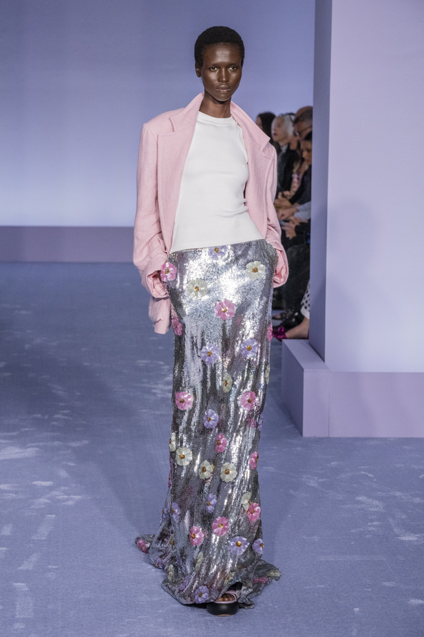 لمسات براقة في عرض Brandon Maxwell لربيع وصيف 2023