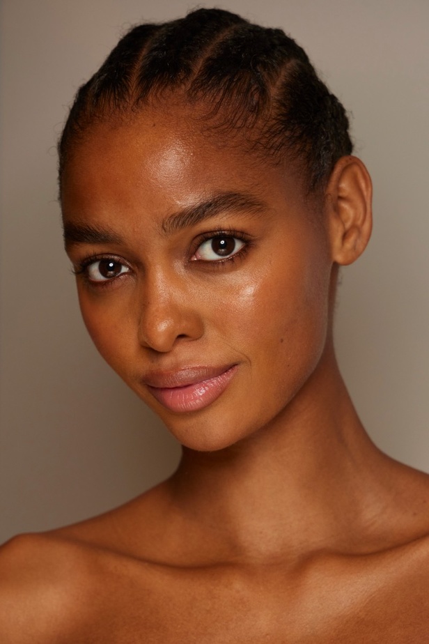 لمسات براقة في عرض Brandon Maxwell لربيع وصيف 2023