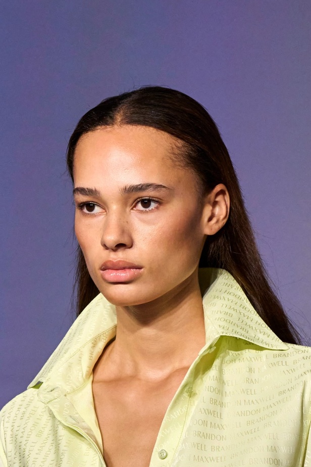 لمسات براقة في عرض Brandon Maxwell لربيع وصيف 2023