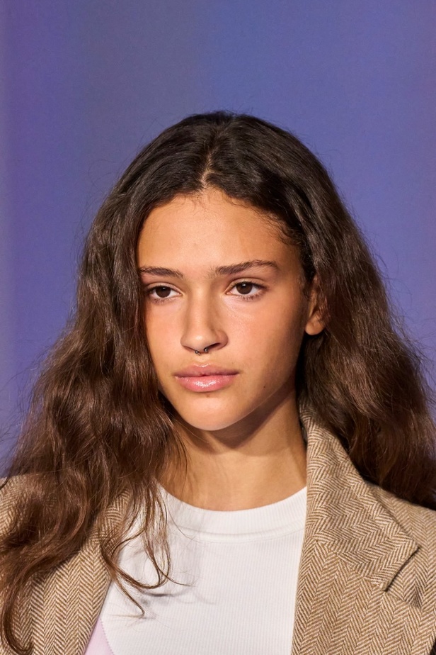 لمسات براقة في عرض Brandon Maxwell لربيع وصيف 2023