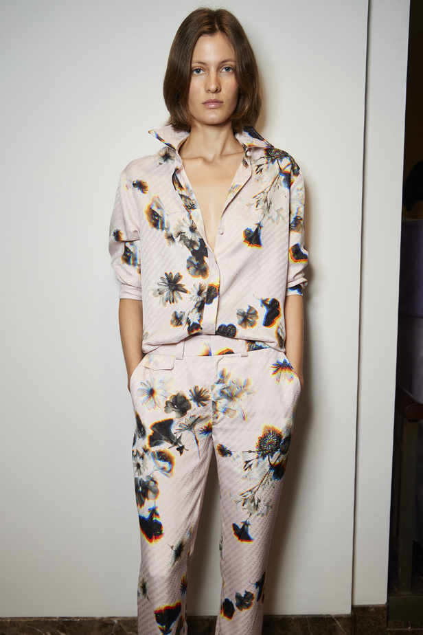 لمسات براقة في عرض Brandon Maxwell لربيع وصيف 2023