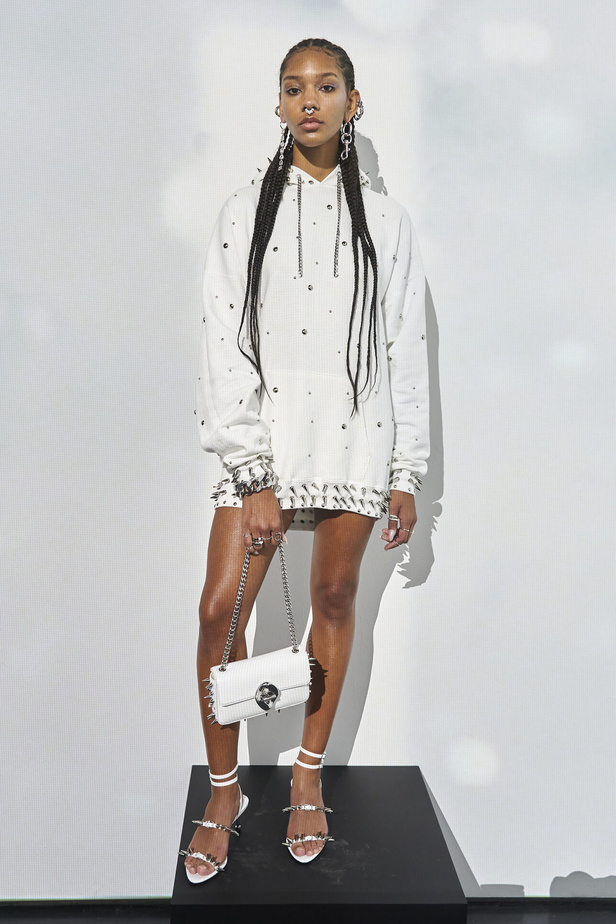 دار Rebecca Minkoff تحيي موضة التصاميم البيضاء والكاجوال في نيويورك