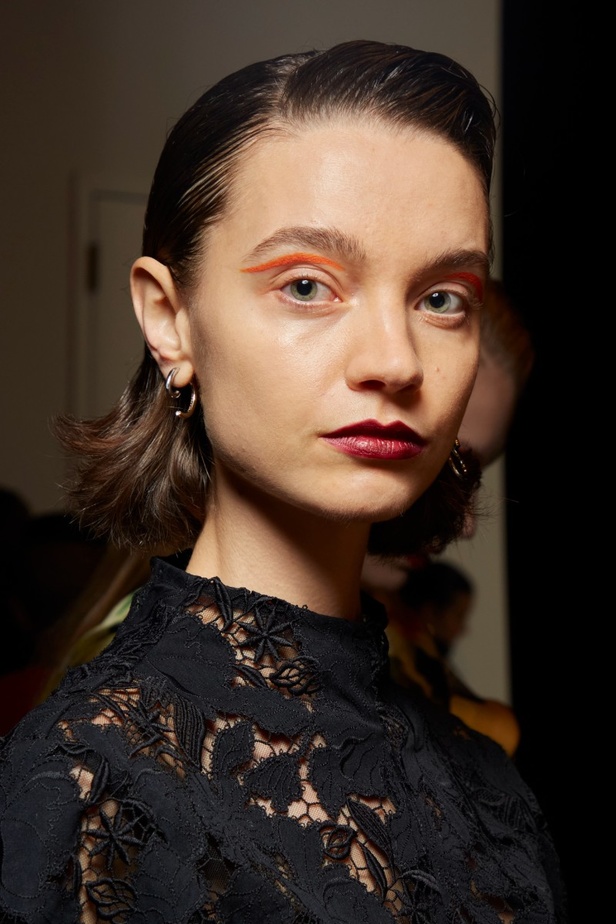 تحية للملكة ورسائل قوّة في عرض Bora Aksu ضمن أسبوع الموضة اللندني