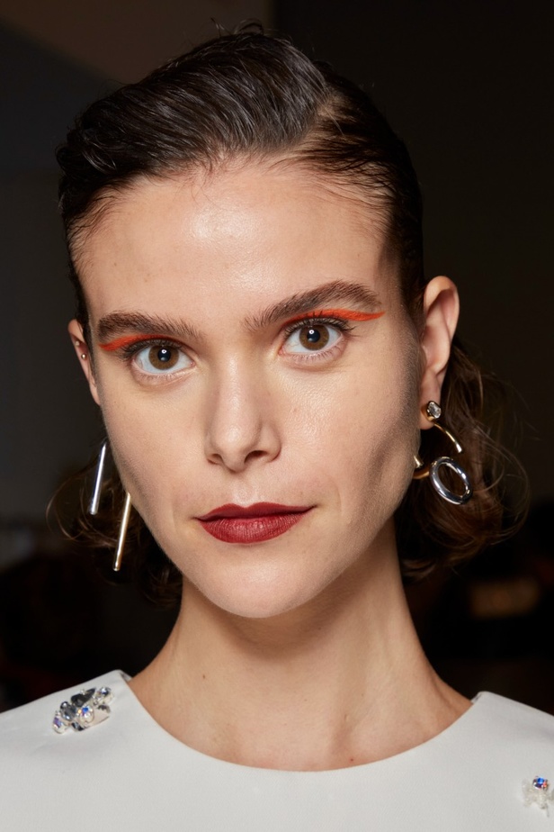 تحية للملكة ورسائل قوّة في عرض Bora Aksu ضمن أسبوع الموضة اللندني