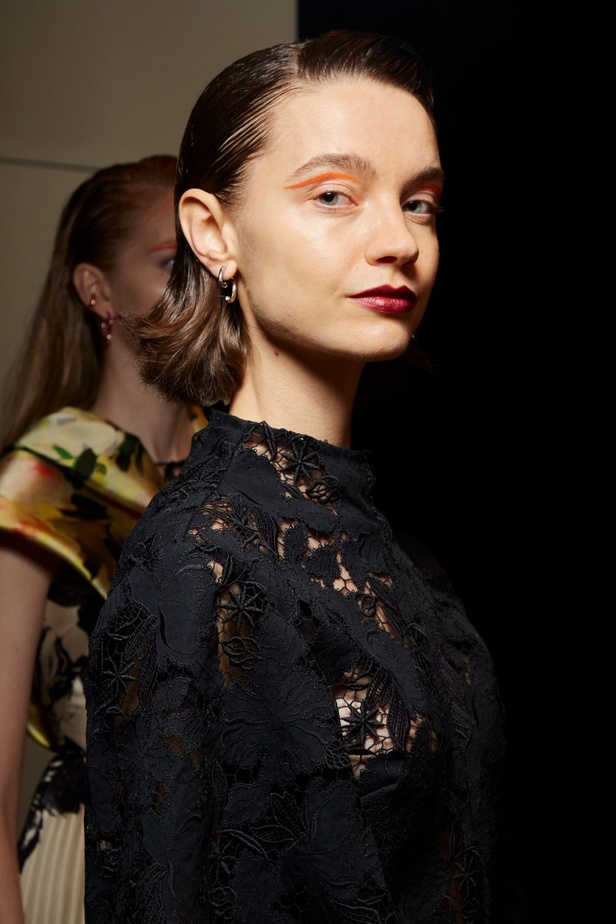 تحية للملكة ورسائل قوّة في عرض Bora Aksu ضمن أسبوع الموضة اللندني