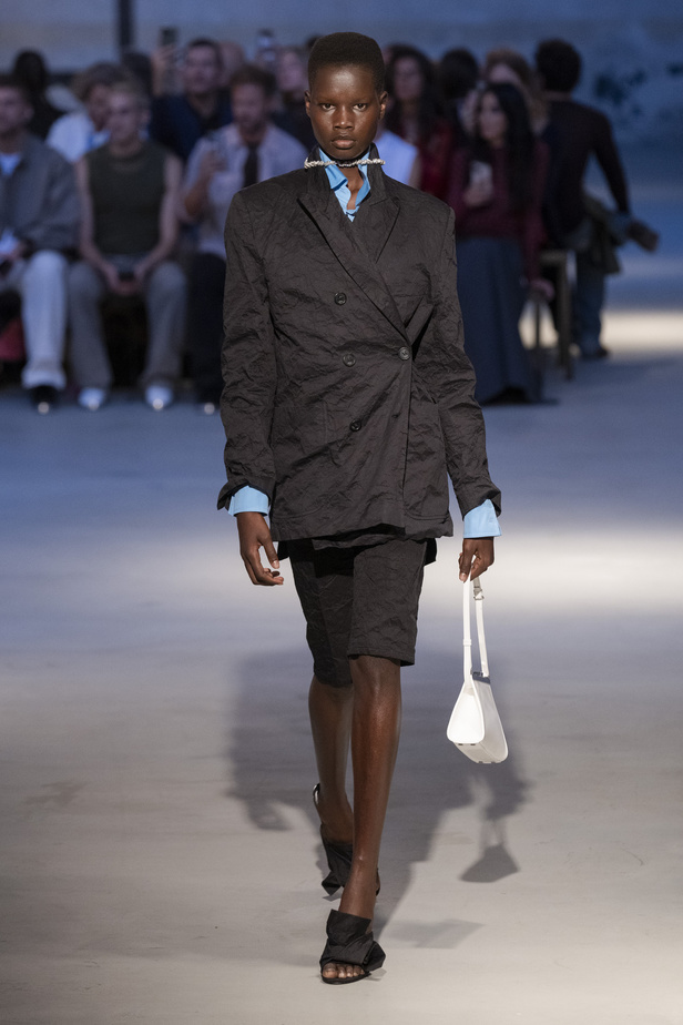 عرض أزياء N 21 لربيع وصيف 2023 يحيي موضة الجلد والنقشات الحيوية