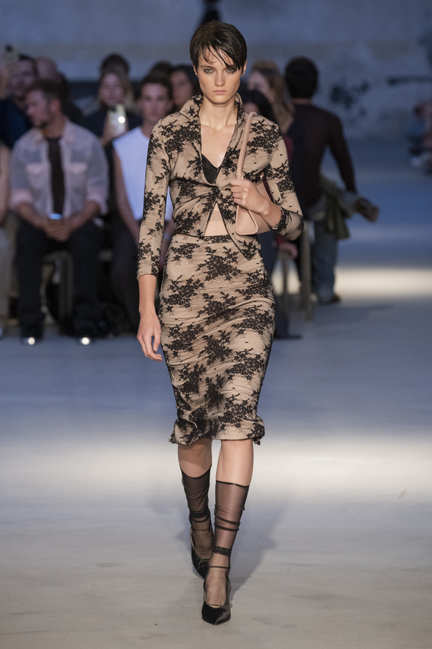 عرض أزياء N 21 لربيع وصيف 2023 يحيي موضة الجلد والنقشات الحيوية