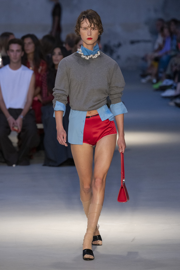 عرض أزياء N 21 لربيع وصيف 2023 يحيي موضة الجلد والنقشات الحيوية