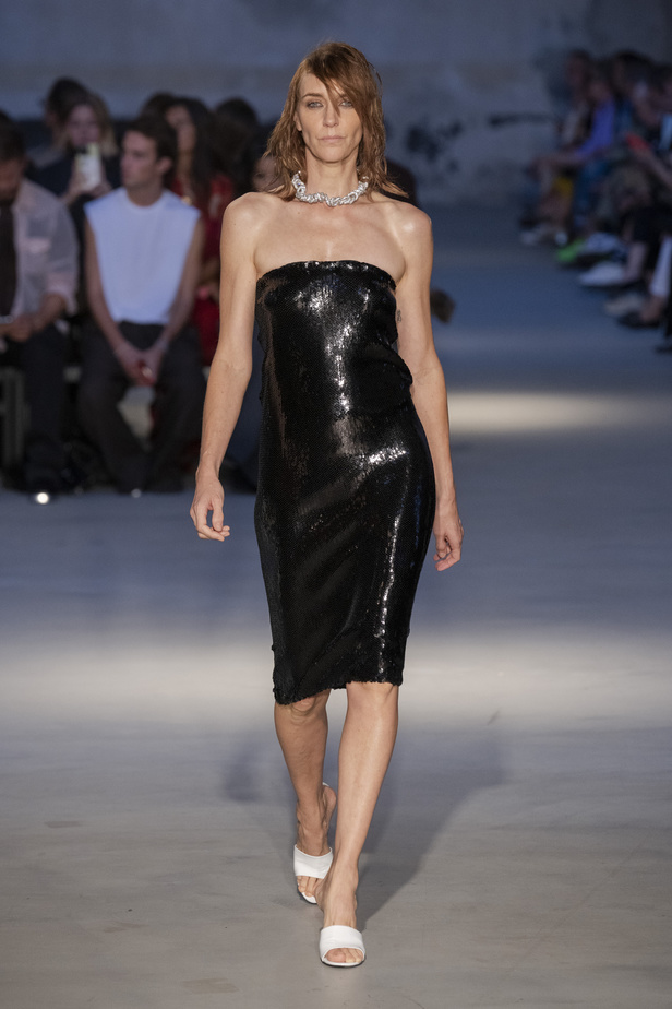 عرض أزياء N 21 لربيع وصيف 2023 يحيي موضة الجلد والنقشات الحيوية