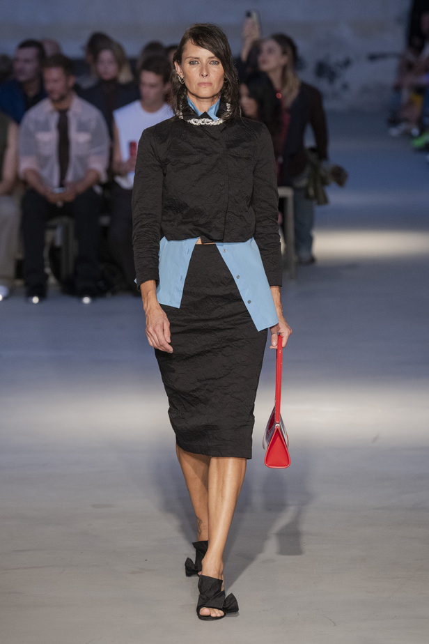 عرض أزياء N 21 لربيع وصيف 2023 يحيي موضة الجلد والنقشات الحيوية