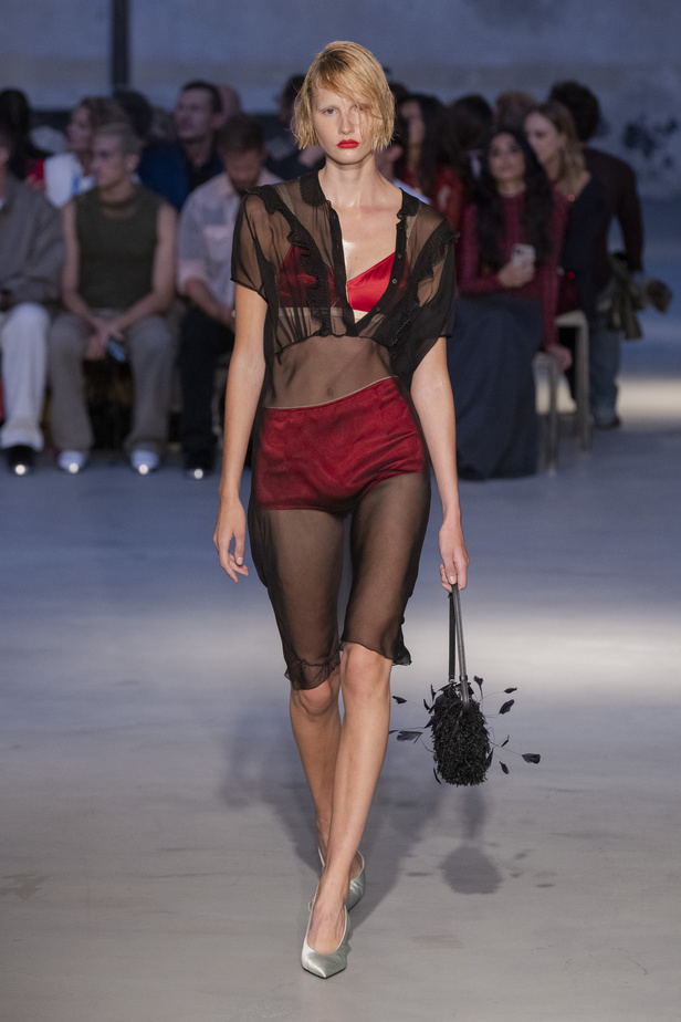 عرض أزياء N 21 لربيع وصيف 2023 يحيي موضة الجلد والنقشات الحيوية