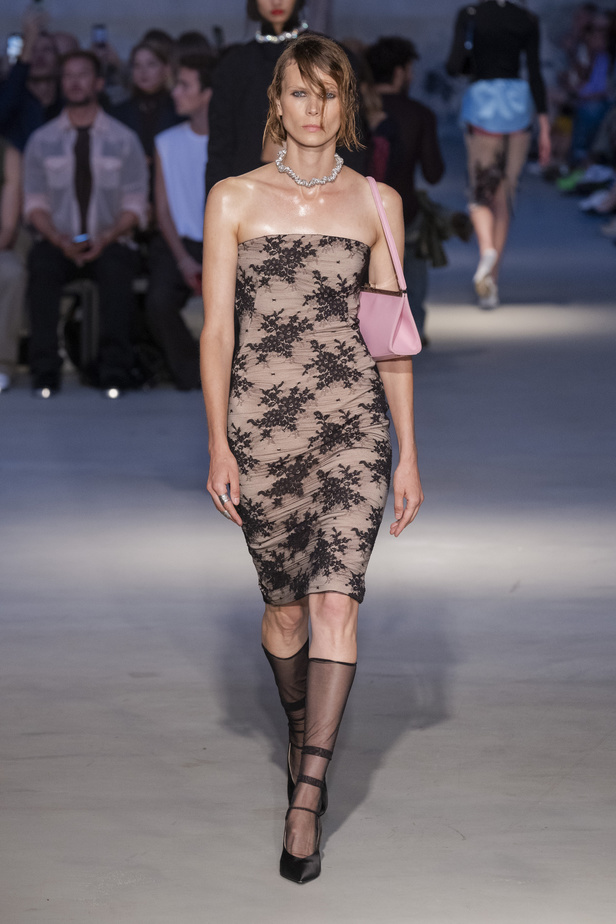 عرض أزياء N 21 لربيع وصيف 2023 يحيي موضة الجلد والنقشات الحيوية