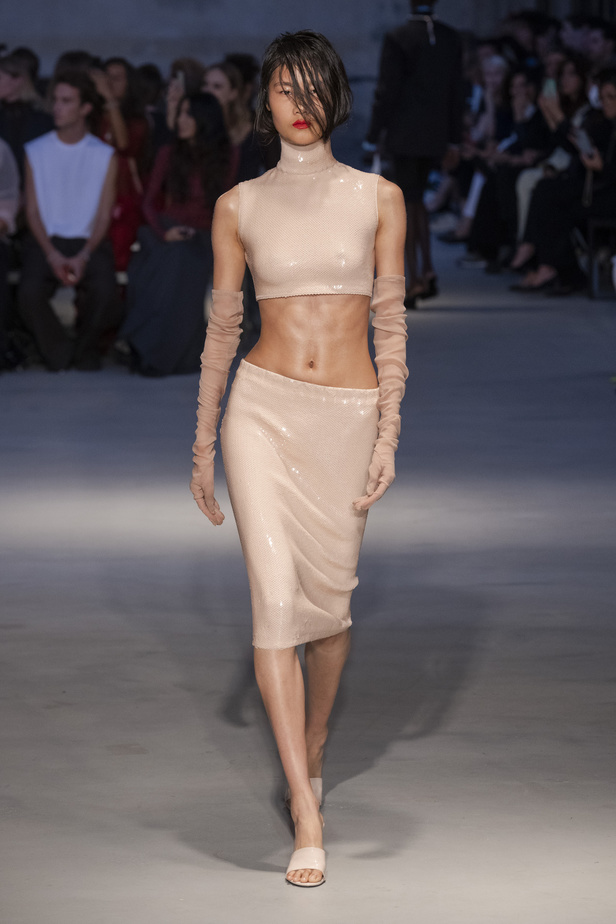 عرض أزياء N 21 لربيع وصيف 2023 يحيي موضة الجلد والنقشات الحيوية