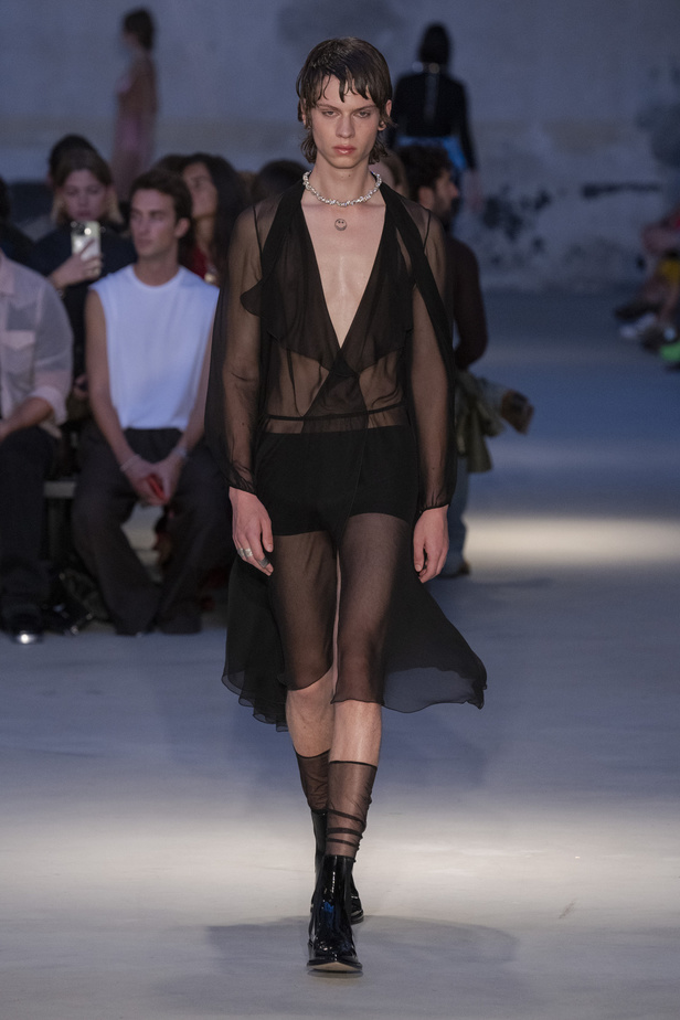 عرض أزياء N 21 لربيع وصيف 2023 يحيي موضة الجلد والنقشات الحيوية