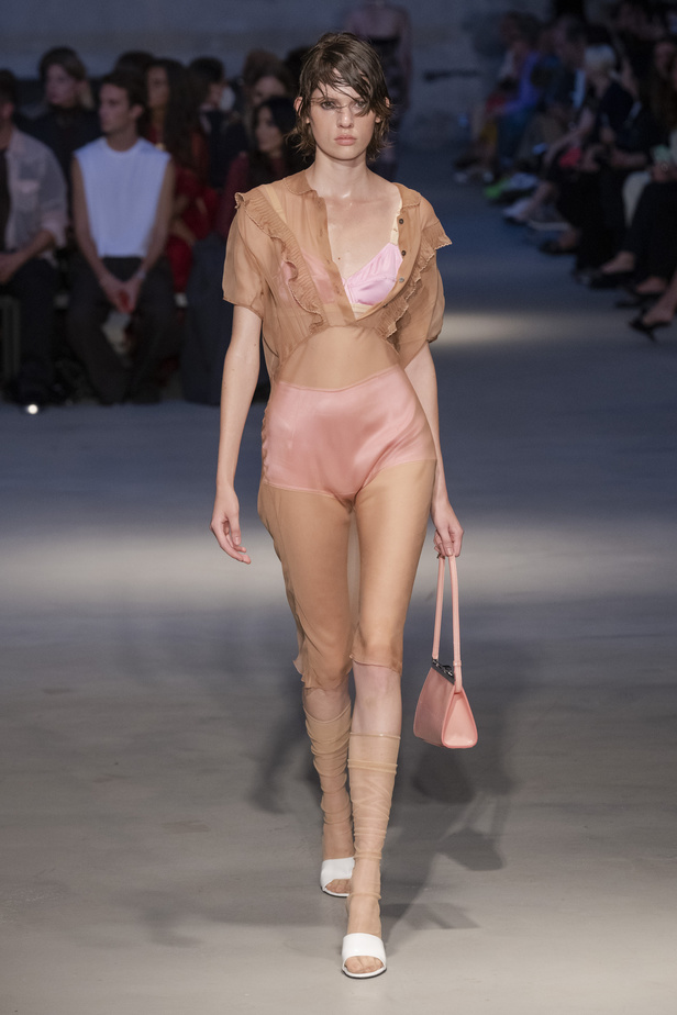 عرض أزياء N 21 لربيع وصيف 2023 يحيي موضة الجلد والنقشات الحيوية