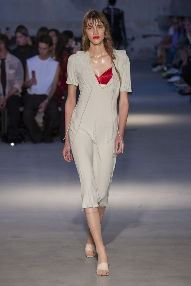 عرض أزياء N 21 لربيع وصيف 2023 يحيي موضة الجلد والنقشات الحيوية