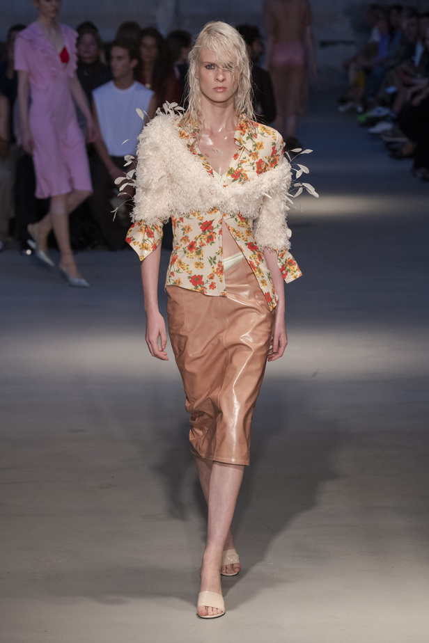 عرض أزياء N 21 لربيع وصيف 2023 يحيي موضة الجلد والنقشات الحيوية