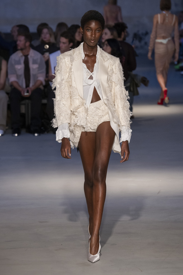 عرض أزياء N 21 لربيع وصيف 2023 يحيي موضة الجلد والنقشات الحيوية