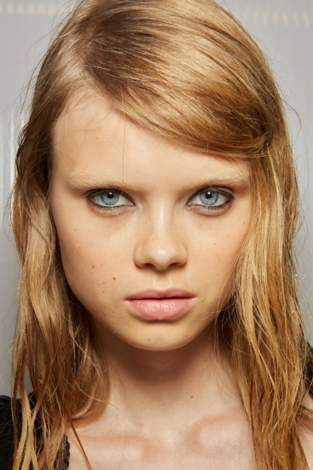 عرض أزياء N 21 لربيع وصيف 2023 يحيي موضة الجلد والنقشات الحيوية