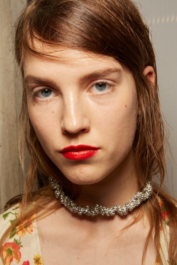 عرض أزياء N 21 لربيع وصيف 2023 يحيي موضة الجلد والنقشات الحيوية