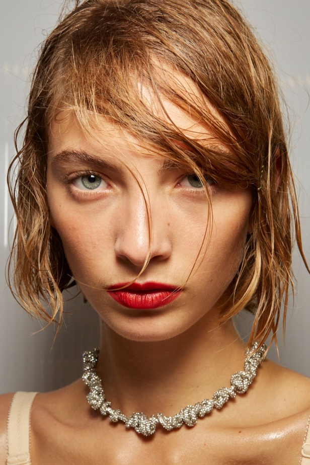 عرض أزياء N 21 لربيع وصيف 2023 يحيي موضة الجلد والنقشات الحيوية