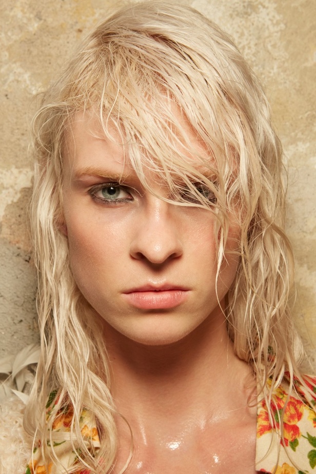 عرض أزياء N 21 لربيع وصيف 2023 يحيي موضة الجلد والنقشات الحيوية