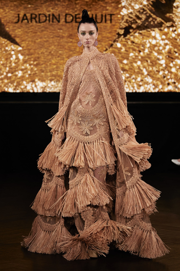 حديقة من الأزهار الملونة في تصاميم "نعيم خان" ضمن أسبوع الموضة في نيويورك