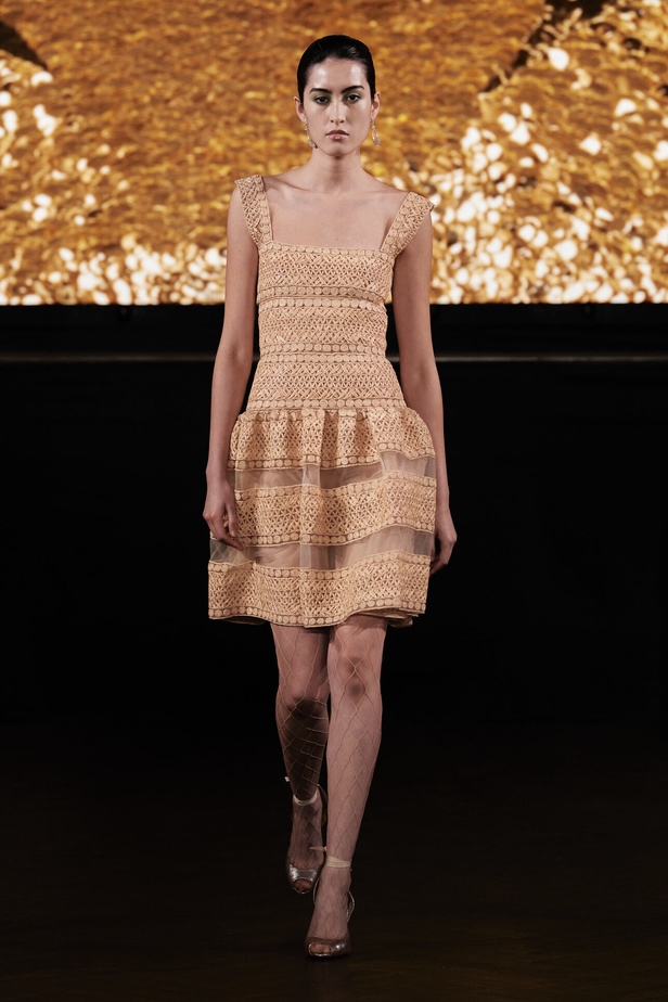 حديقة من الأزهار الملونة في تصاميم "نعيم خان" ضمن أسبوع الموضة في نيويورك