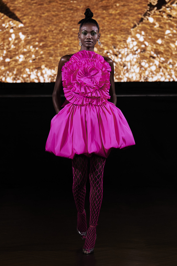 حديقة من الأزهار الملونة في تصاميم "نعيم خان" ضمن أسبوع الموضة في نيويورك