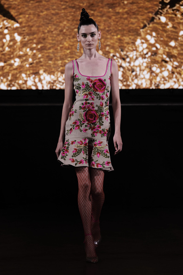 حديقة من الأزهار الملونة في تصاميم "نعيم خان" ضمن أسبوع الموضة في نيويورك